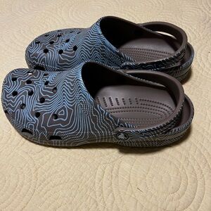 CROCS Blue and Black Patterned Sandals